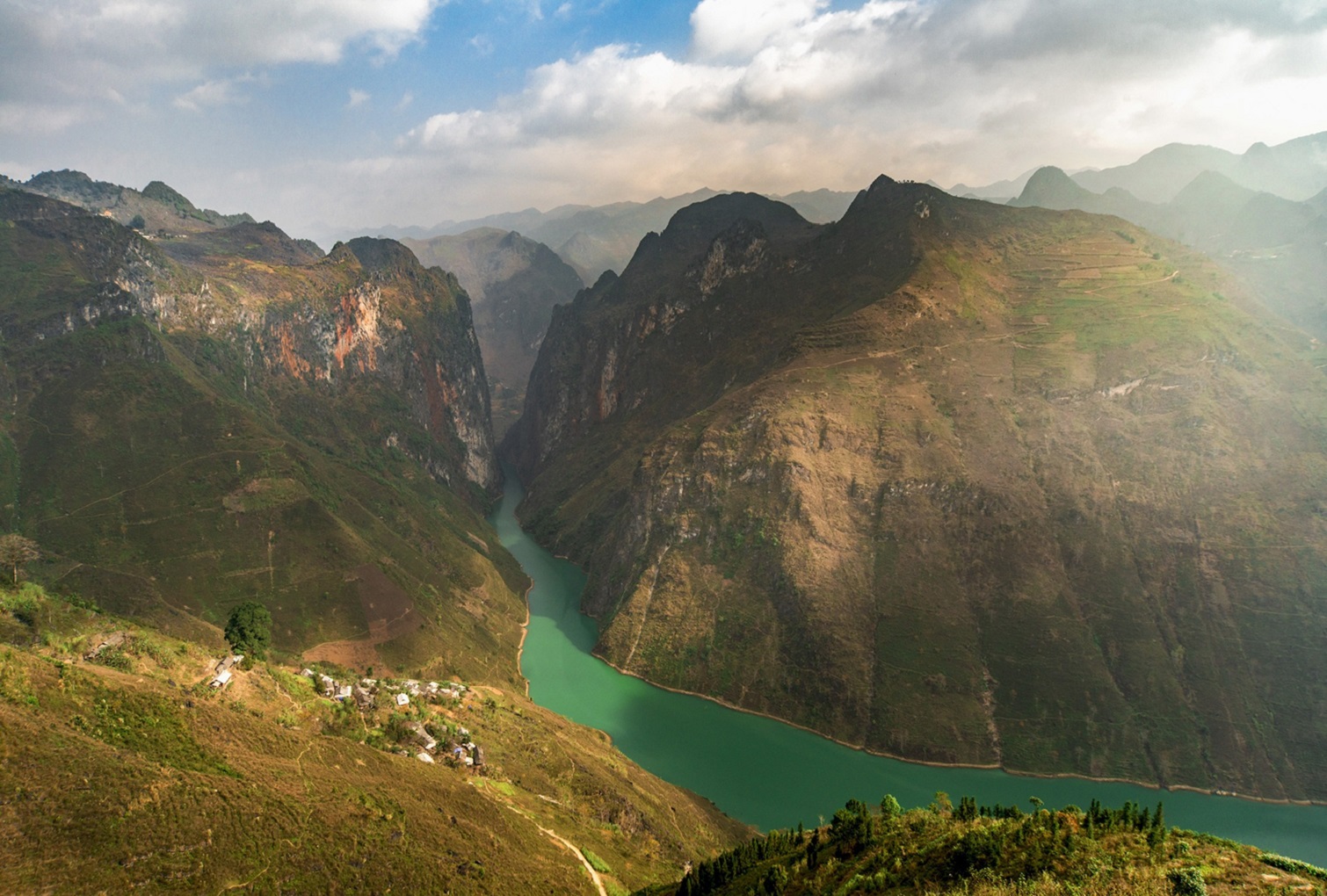 Ha Giang City – Quan Ba – Yen Minh – Dong Van town- Ma pi Leng pass – Meo Vac – Du Gia village -Lung Tam village