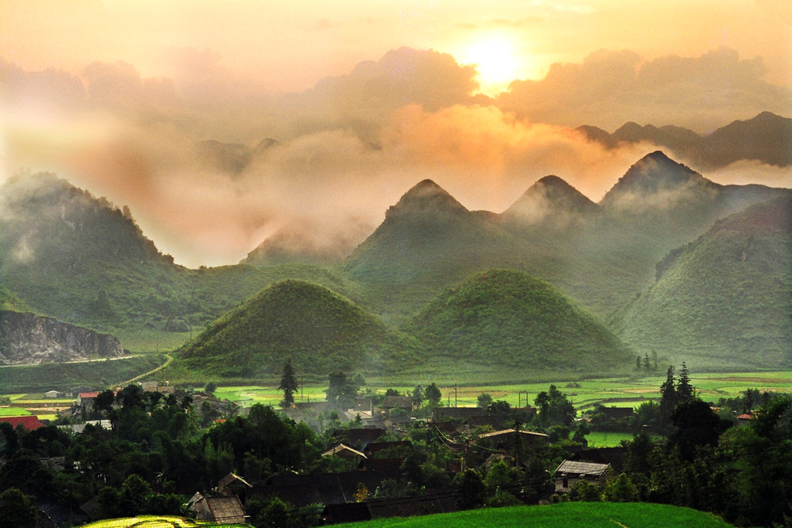 Ha Giang City – Quan Ba – Yen Minh – Dong Van town- Ma pi Leng pass – Meo Vac – Du Gia village -Lung Tam village