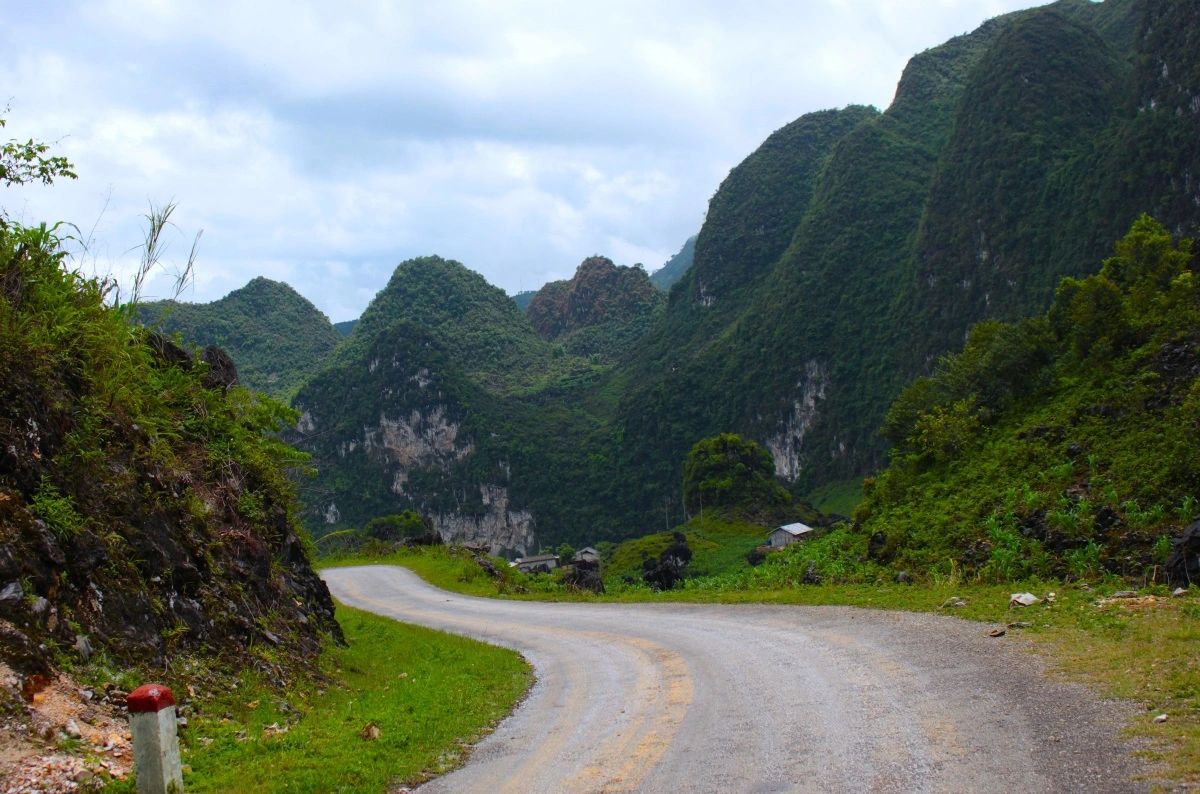 Ha Giang City – Quan Ba – Yen Minh – Dong Van town- Ma pi Leng pass – Meo Vac – Du Gia village -Lung Tam village